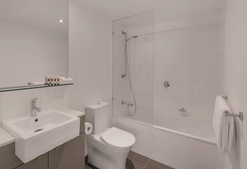 Travelodge Hotel Melbourne Docklands