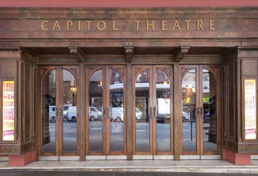 Oaks Sydney Castlereagh Suites