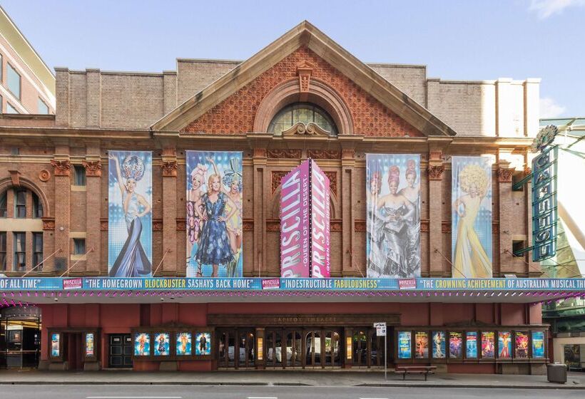 Oaks Sydney Castlereagh Suites