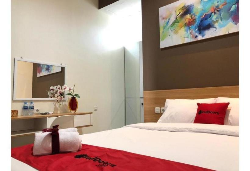 호텔 Reddoorz Plus @ Dukuh Kupang