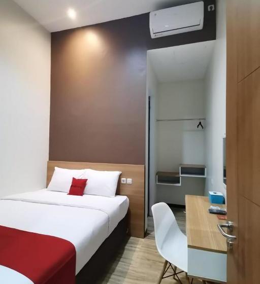 ホテル Reddoorz Plus @ Dukuh Kupang