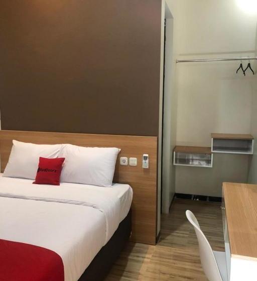 ホテル Reddoorz Plus @ Dukuh Kupang