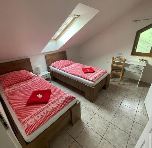 بنسيون Penzion Pod Lesem