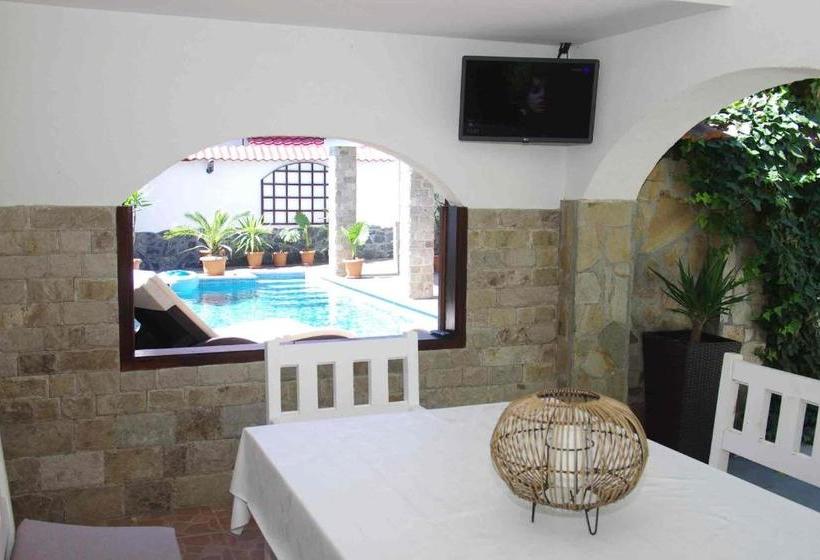 פנסיון Stariya Oreh Pool & Garden