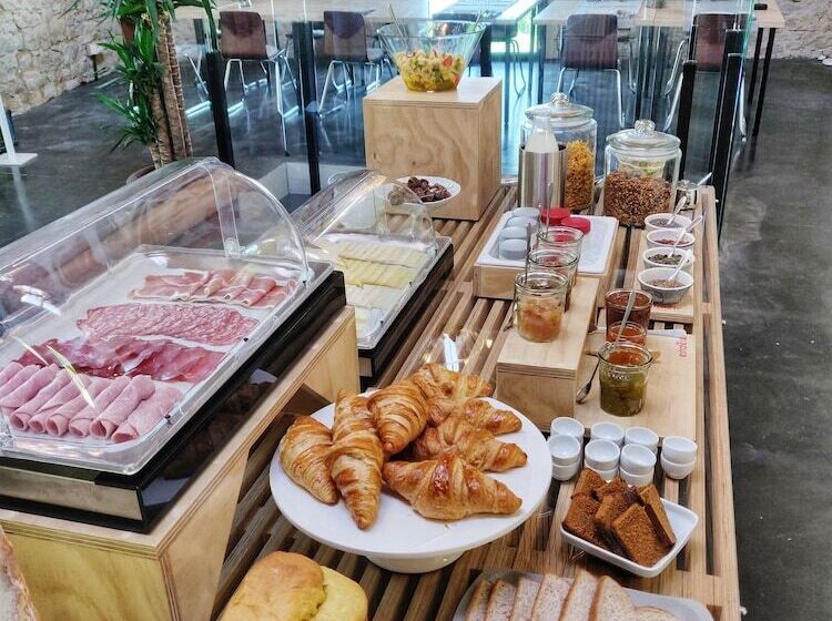 مبيت وإفطار Estafête