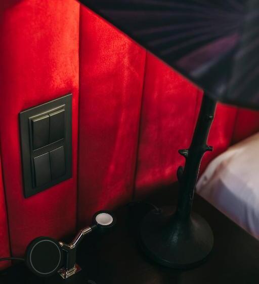 تختخواب و صبحانه The Felix 10