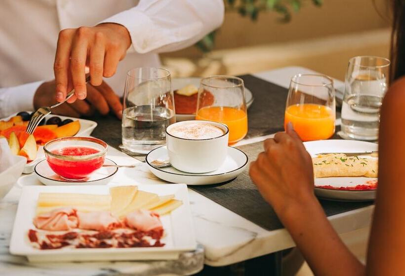 تختخواب و صبحانه The Felix 10