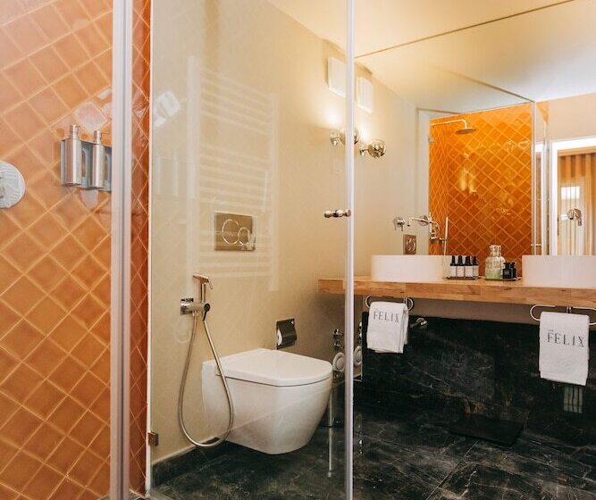 تختخواب و صبحانه The Felix 10