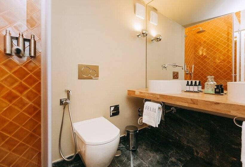 تختخواب و صبحانه The Felix 10