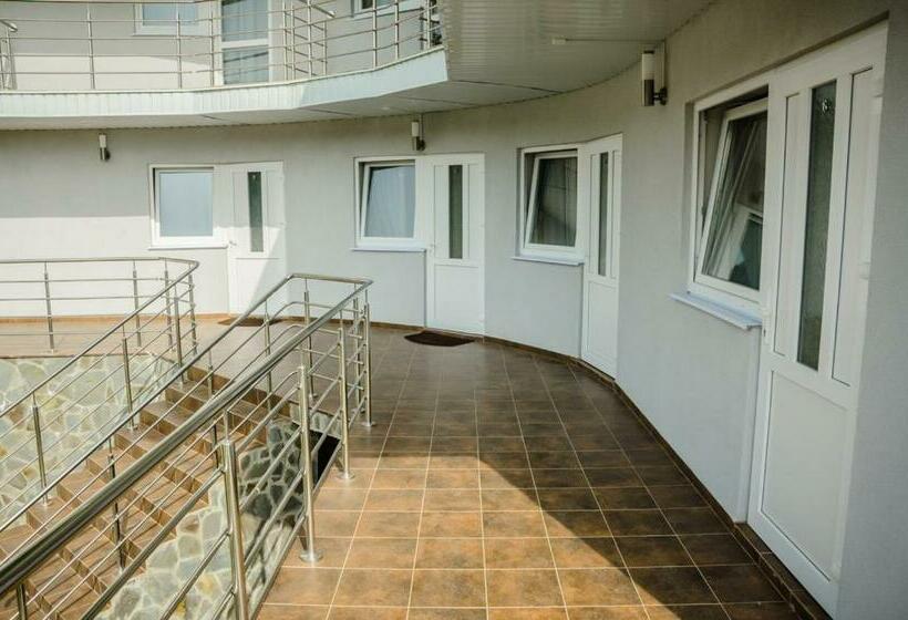 Hôtel ластівчине гніздо