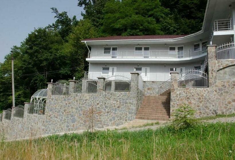 Hôtel ластівчине гніздо