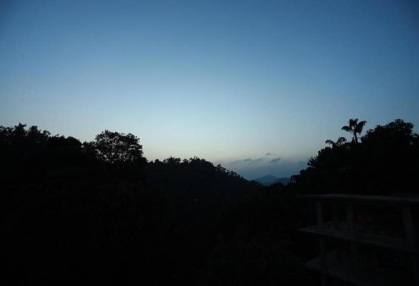 ホテル Candle Wood Munnar