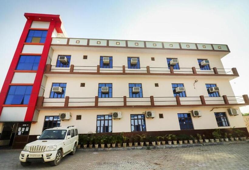 ホテル Oyo 72863 New Satkar