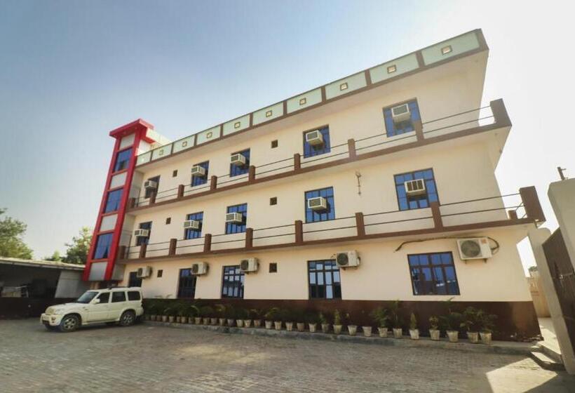 ホテル Oyo 72863 New Satkar