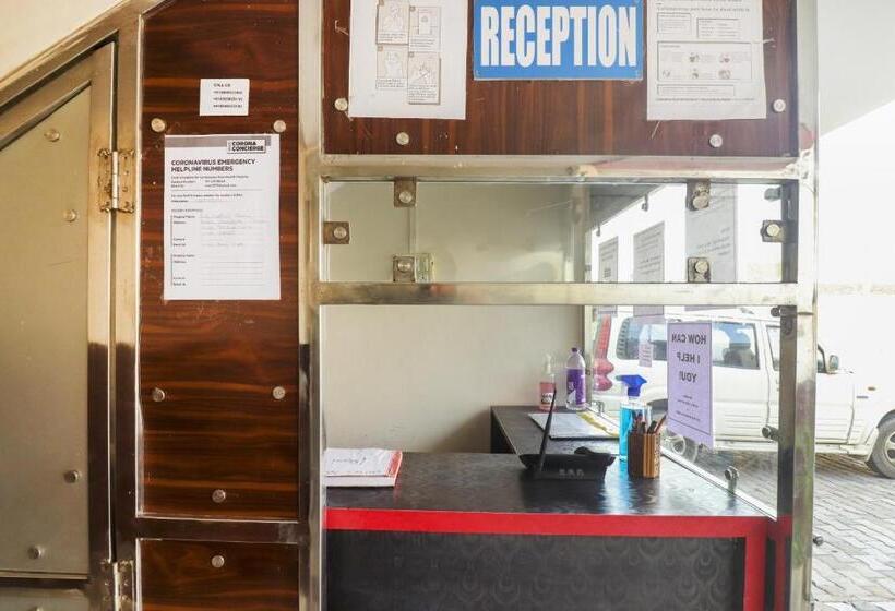 ホテル Oyo 72863 New Satkar