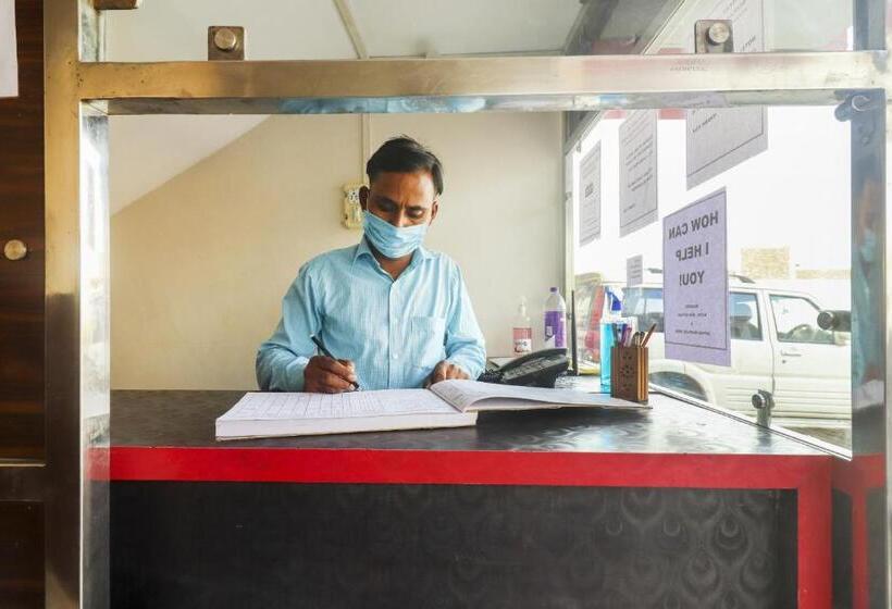 ホテル Oyo 72863 New Satkar