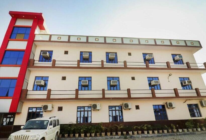 ホテル Oyo 72863 New Satkar