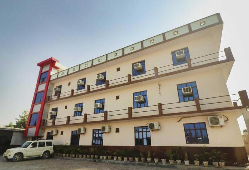 ホテル Oyo 72863 New Satkar