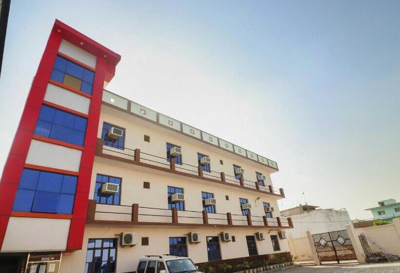 ホテル Oyo 72863 New Satkar