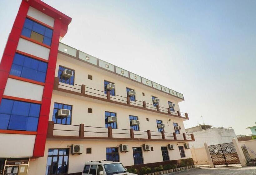 ホテル Oyo 72863 New Satkar