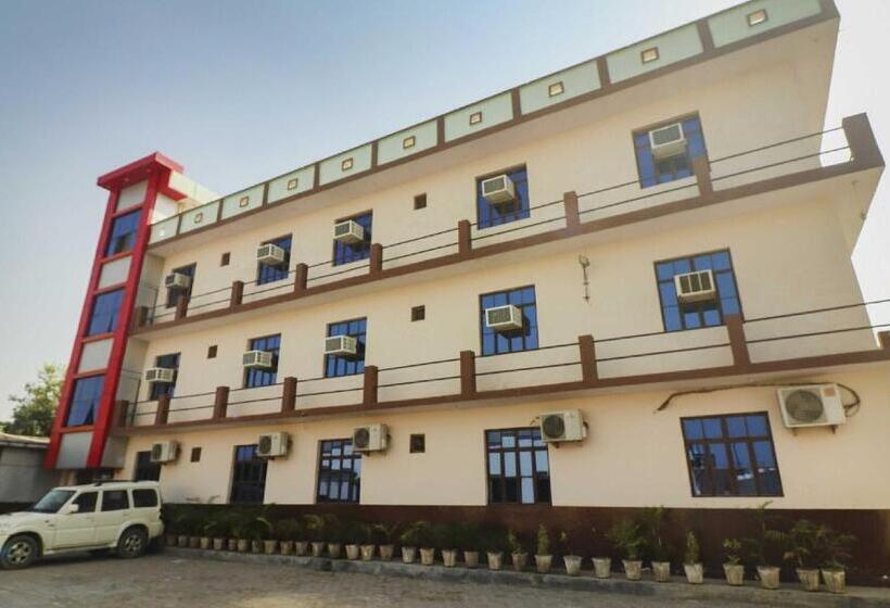 ホテル Oyo 72863 New Satkar