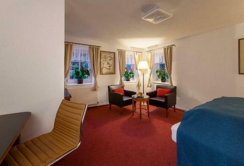 Maxmillian Pension & Restaurant