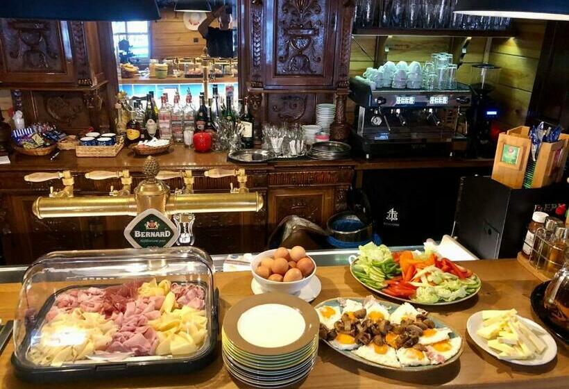 Maxmillian Pension & Restaurant