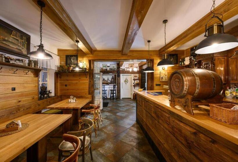 Maxmillian Pension & Restaurant