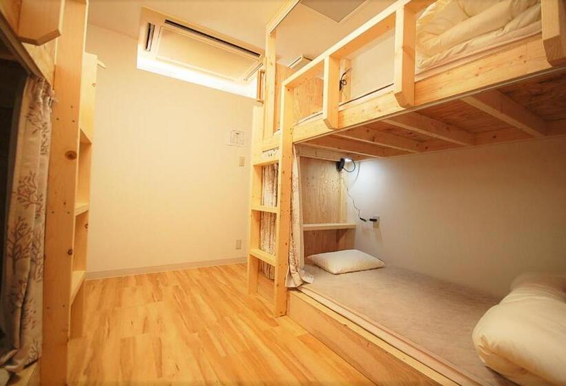 بنسيون 西条ゲストハウス八反