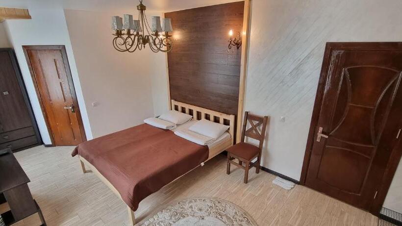 Hotell коло гір