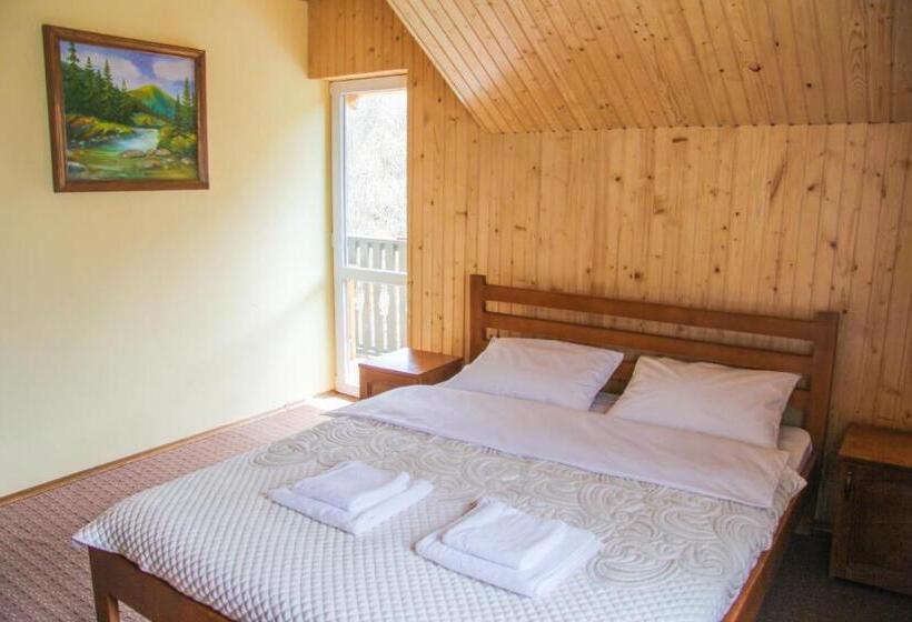 Hotell коло гір