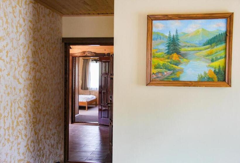 Hotell коло гір