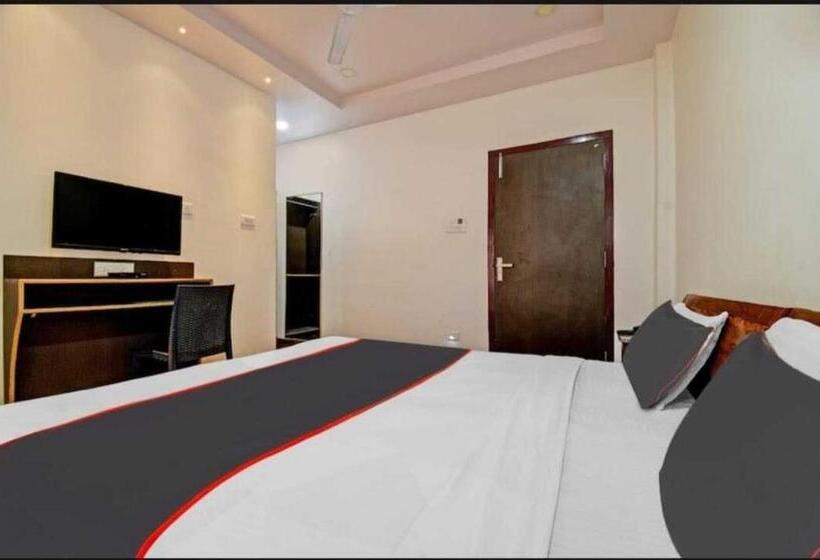 فندق Collection O Megha Resort