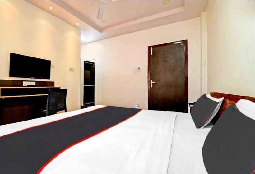 בית מלון כפרי Collection O Megha Resort