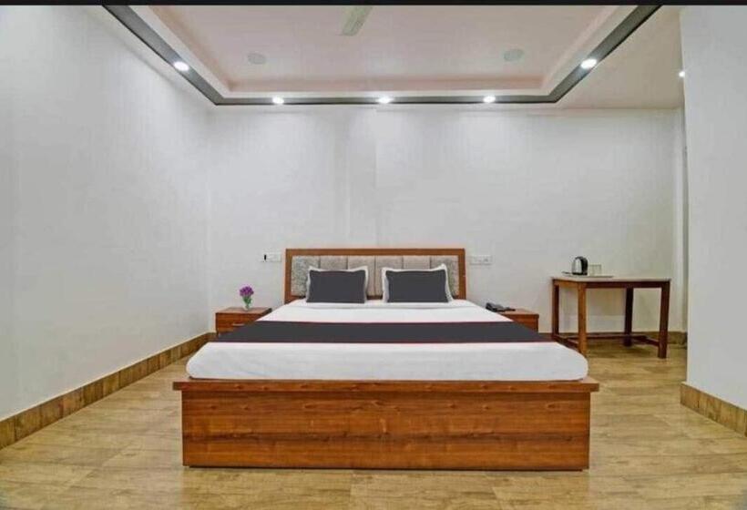 فندق Collection O Megha Resort