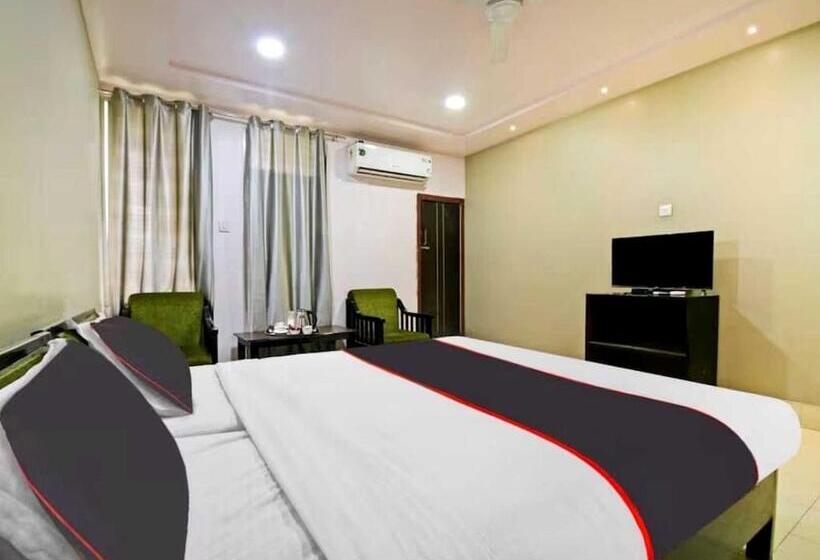 فندق Collection O Megha Resort