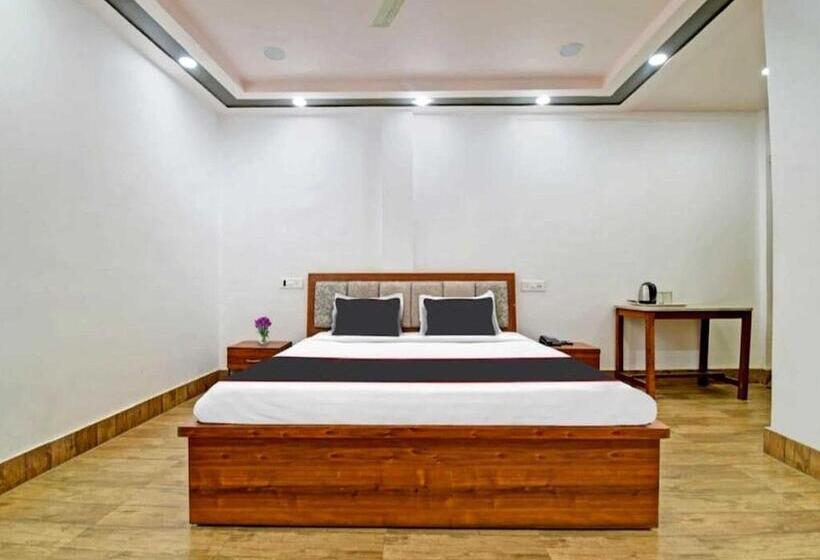 בית מלון כפרי Collection O Megha Resort