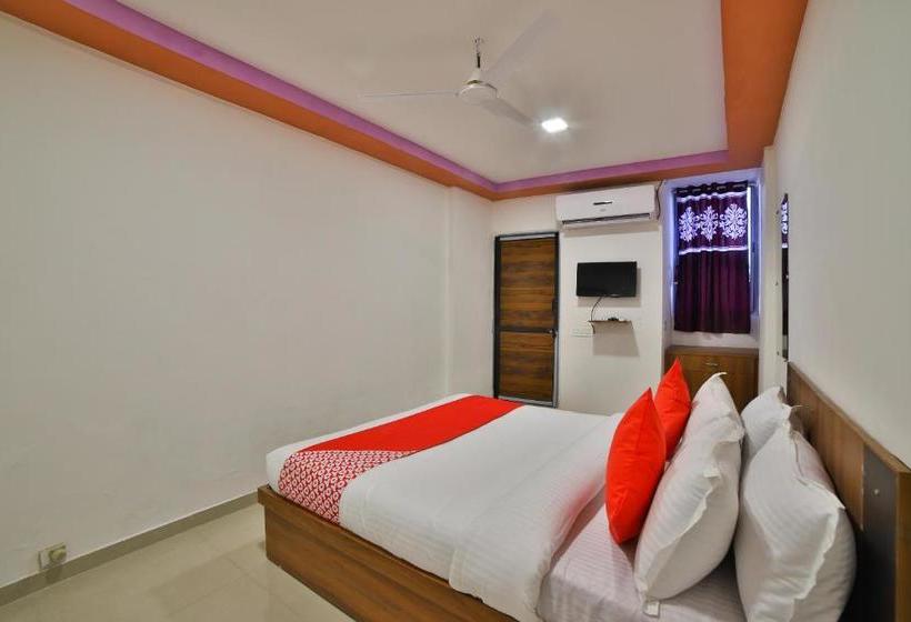 호텔 Oyo 28070 Welcome  And Guest House