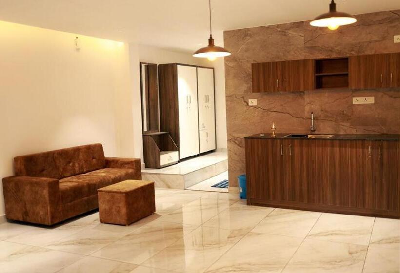 Отель Royal City Tourist Home