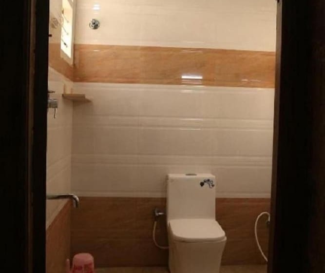 Отель Saravanas Lodge