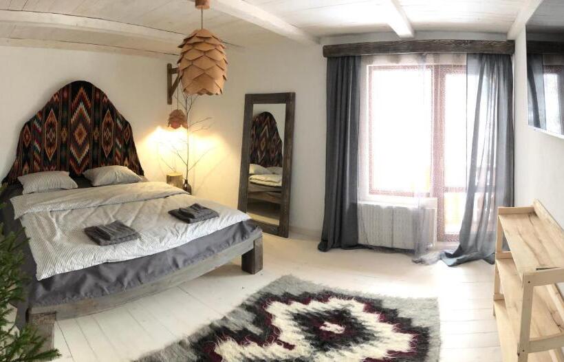 Auberge Hôtelière гуцульська хата