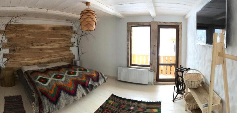Auberge Hôtelière гуцульська хата