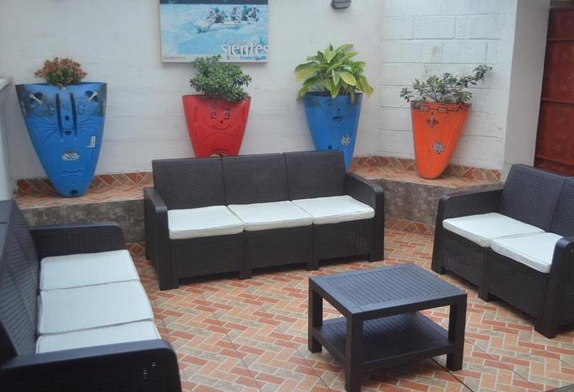 Отель Hostal La Casa De Rodrigo