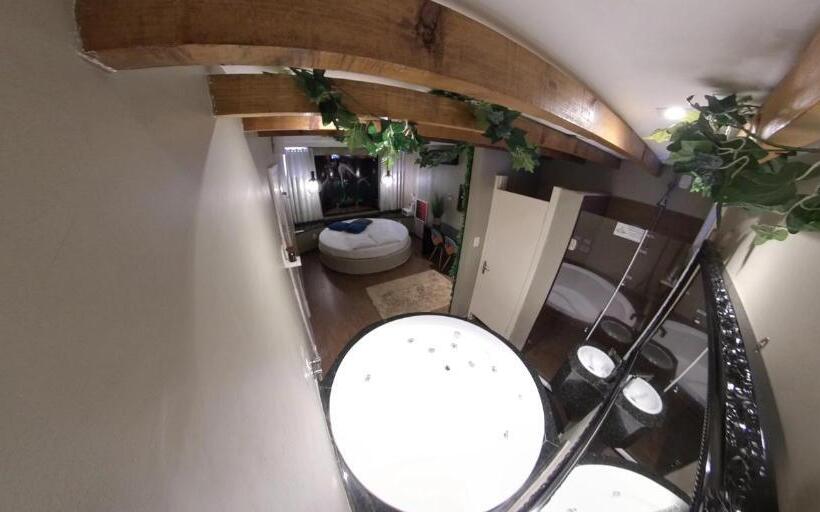 Motel Paradiso   Tapera