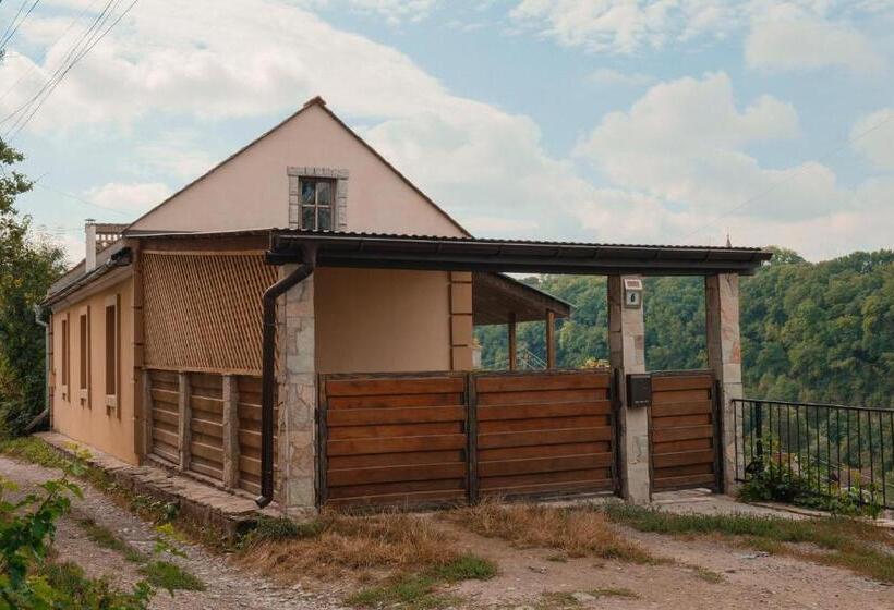 پانسیون будинок з видом на стару фортецю