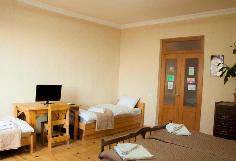 بنسيون Azhdahak B&b In Geghashen , Abovyan