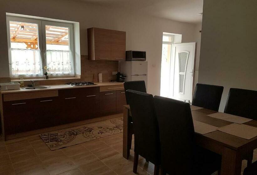 펜션 Hegyalja Vendégház