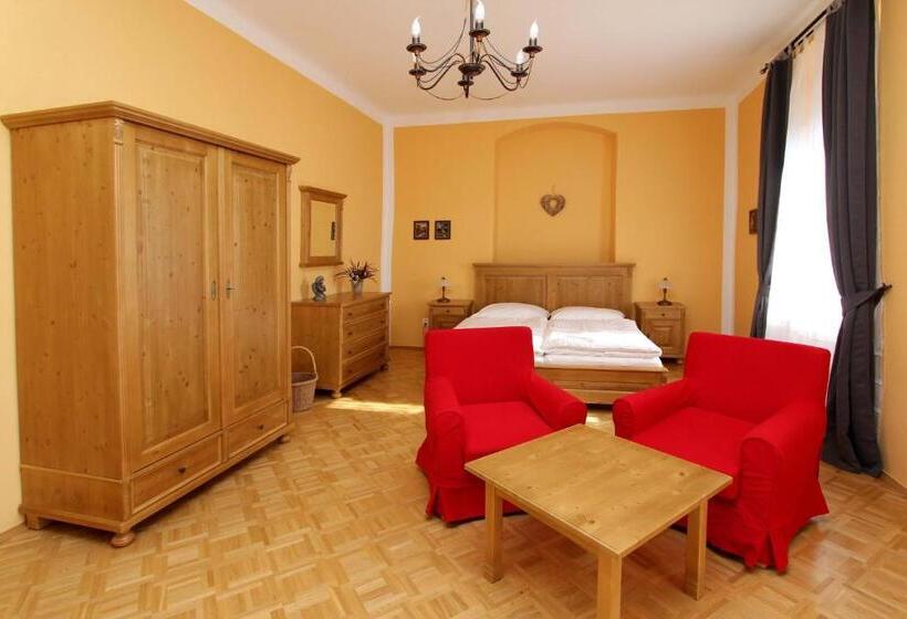 膳宿费 Zámek Libouň