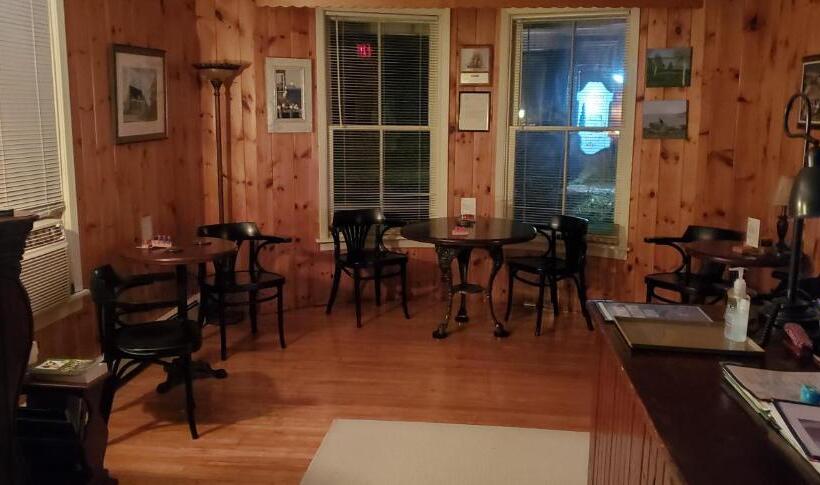 הוסטל Amherst Shore Country Inn