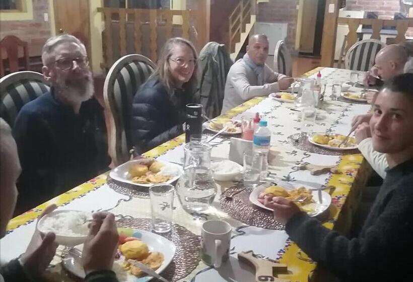 تختخواب و صبحانه Hostal El Vaquero